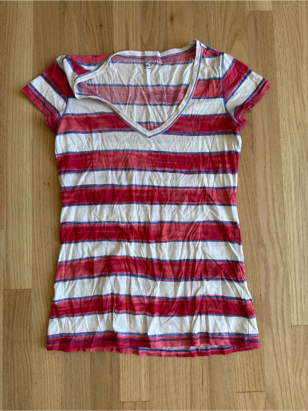GAP Striped V-Neck Short Sleeve Top in Red and White